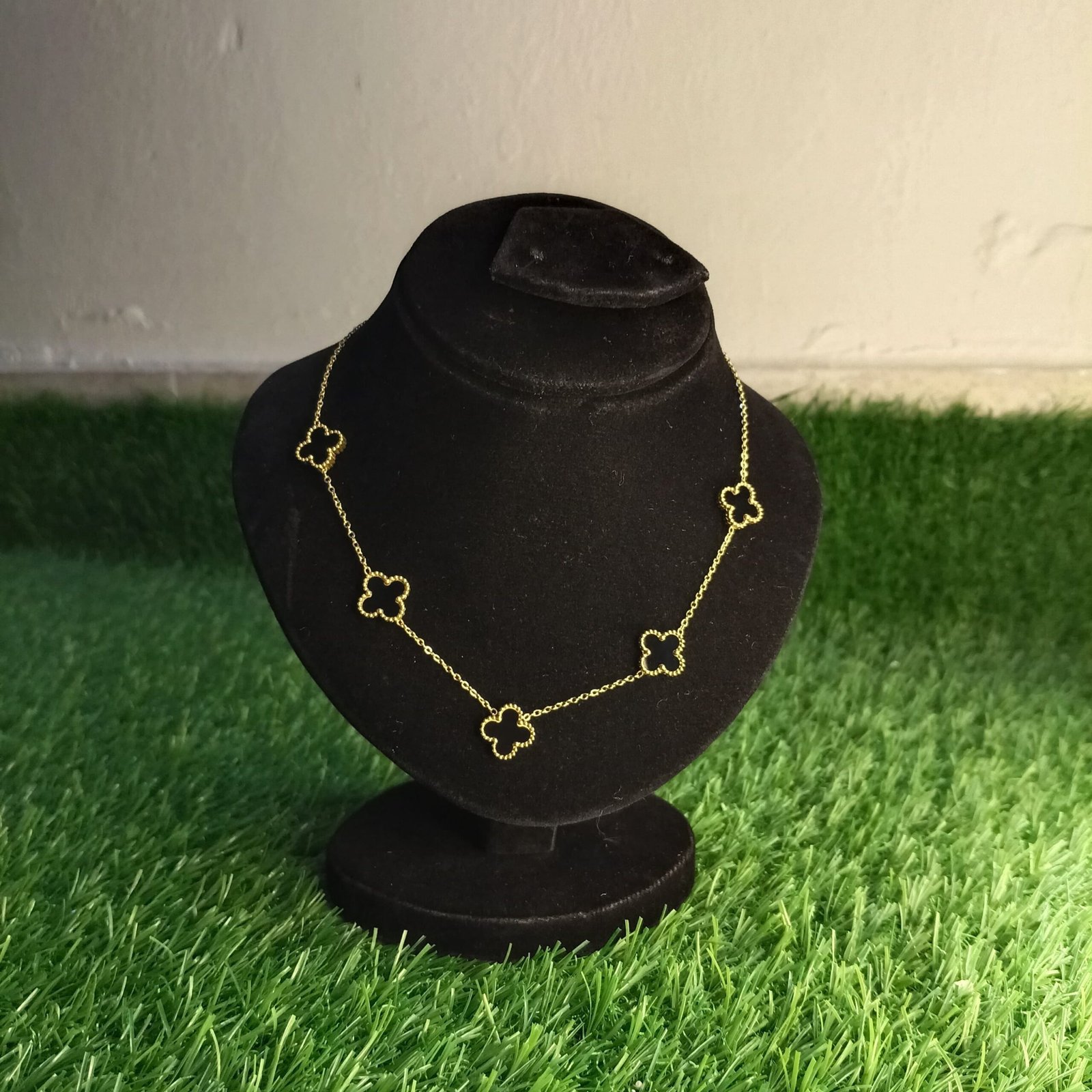 Luxury Gold Chain Necklace with Black Clover Charms – Elegant & Timeless - Image 2