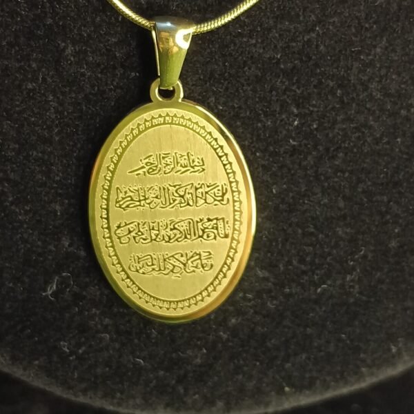 Gold Color Oval Pendant Necklace for Women/Men – Stylish Unisex Jewelry